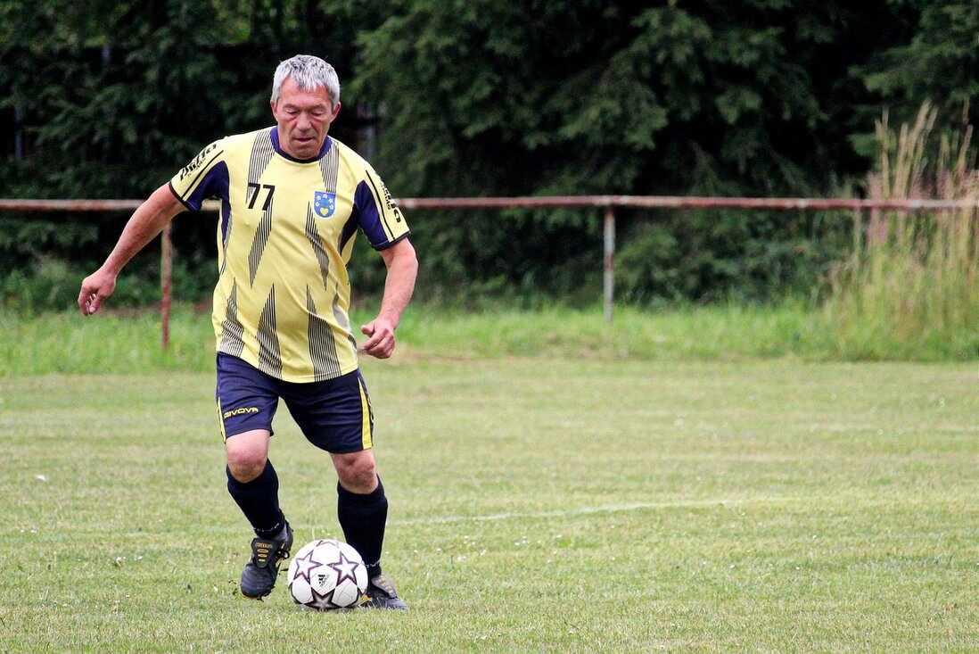 Altherren-Fußballer nach einem Spiel in der Kabine.