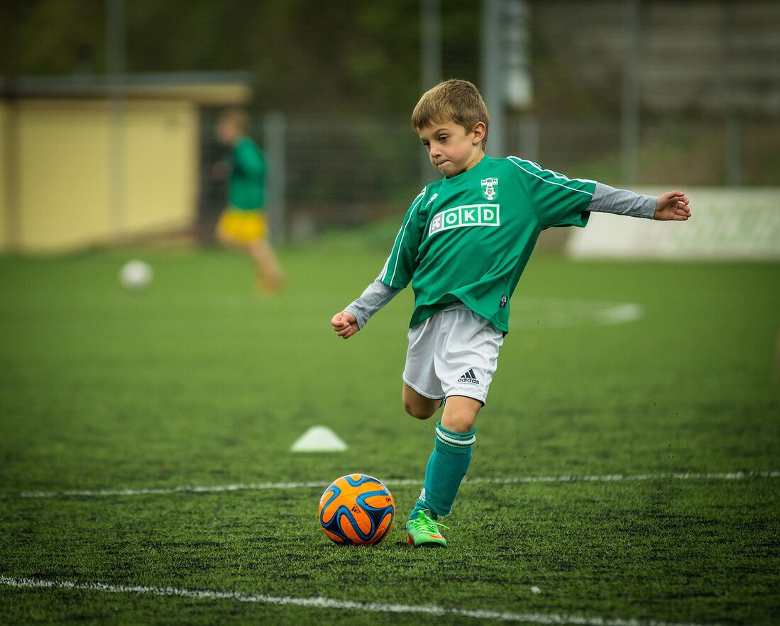 Jugendspieler des SV Klausheide beim Training auf dem Fußballplatz.