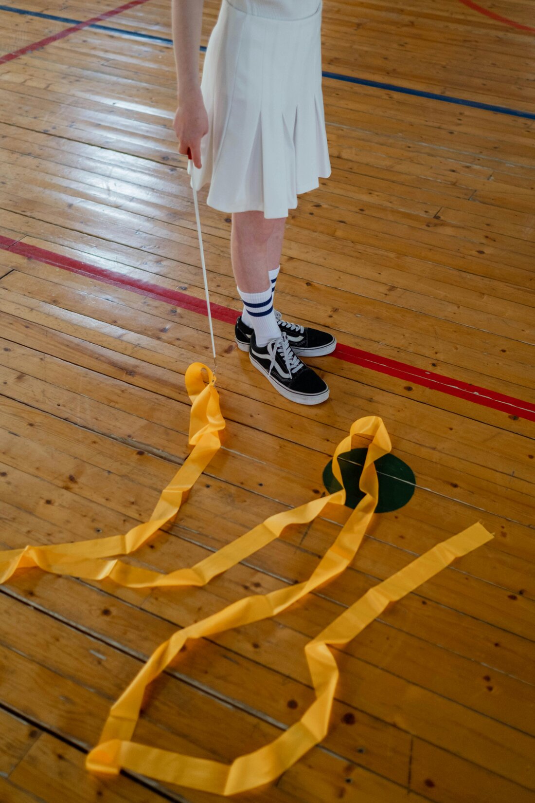 Kinder beim Kinderturnen in der Sporthalle.